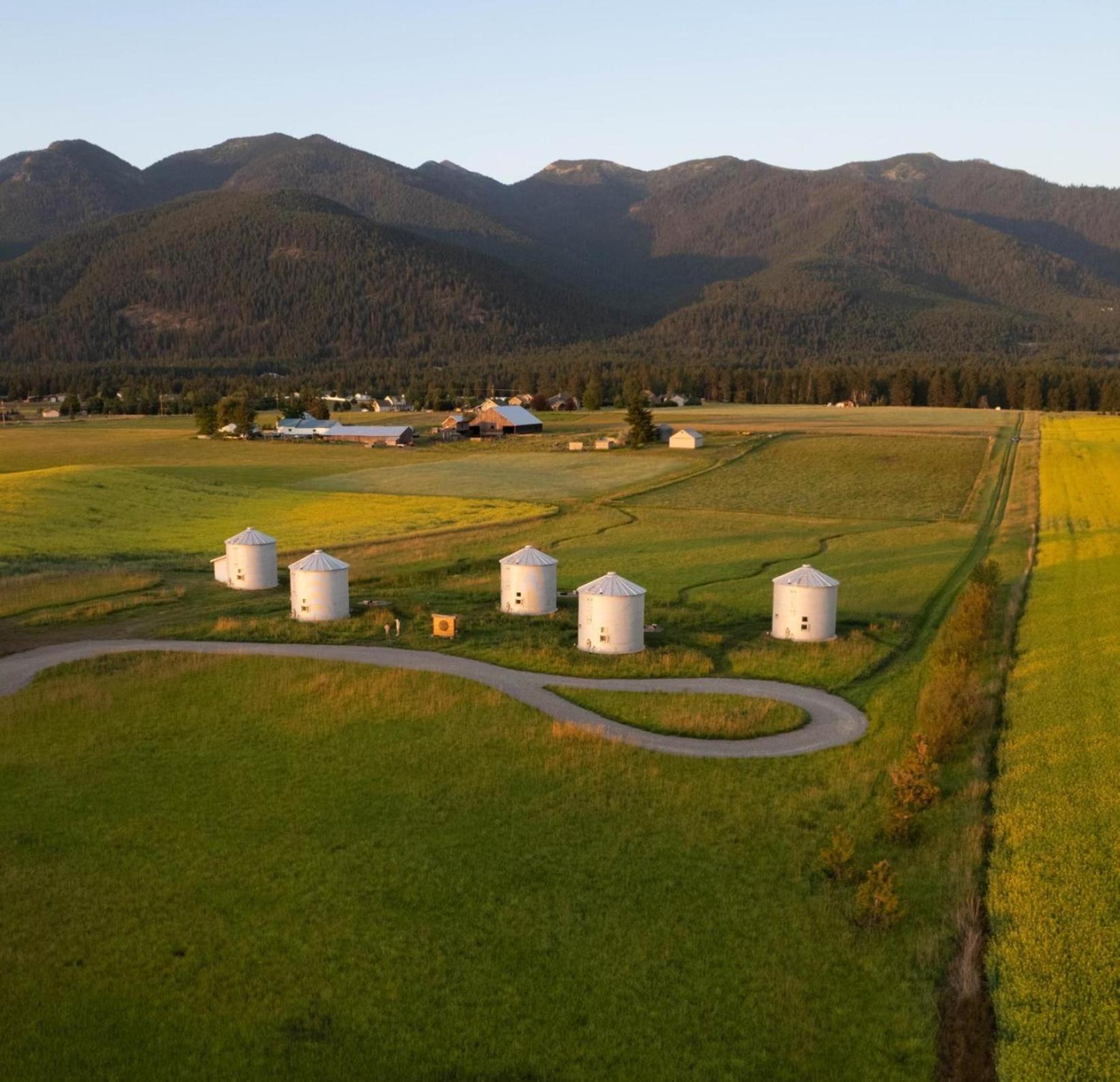 Clark Farm Silos - 5 Silo Mountain View Retreat 칼리스펠 외부 사진